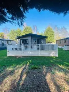 Peace Lodge with Hot Tub - Allerthorpe