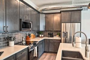 Walk to UNL Campus Dtwn Lincoln Loft Apt!