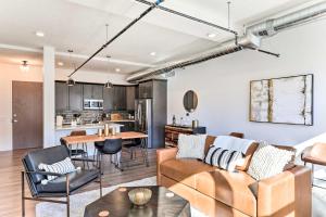 Walk to UNL Campus Dtwn Lincoln Loft Apt!