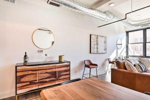 Walk to UNL Campus Dtwn Lincoln Loft Apt!