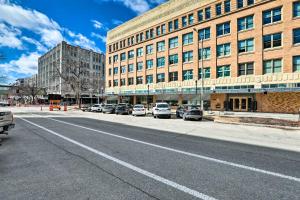 Walk to UNL Campus Dtwn Lincoln Loft Apt!