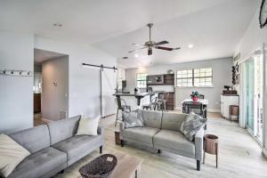 Hawthorne Hideaway with Waterfront Fire Pit!