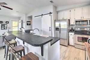 Hawthorne Hideaway with Waterfront Fire Pit!