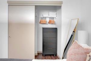 Ballard 1BR w WD BBQ Gym nr Waterfront SEA-392