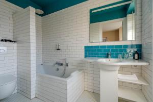 Hotels Ama Hotel : Chambre Double Confort avec Baignoire 