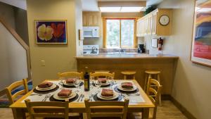 Three-Bedroom Apartment room in Gold Bend 5022