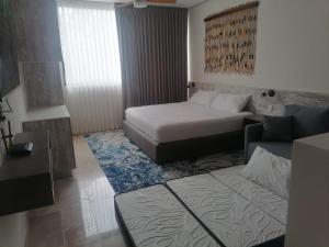 Estudio moderno equipado y luminoso