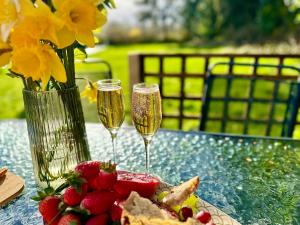 THREE BEDROOM Rural, relaxing and peaceful,DOGS welcome! With Cymru Holidays