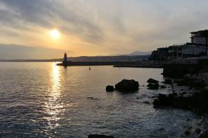Studio avec balcon à 7 min du port et de Garibaldi