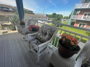 BEAUTIFUL COZY CONDO with POOLSGYM-SELF CHECK-IN