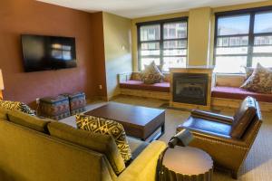 One-Bedroom Apartment room in Grand Summit G441