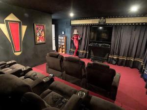 Mickeys Movie House, 2 Masters, Pool And Spa