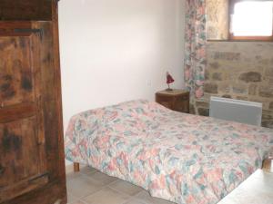 Maisons de vacances Gite Saint-Symphorien-de-Thenieres, 6 pieces, 12 personnes - FR-1-601-373 : photos des chambres