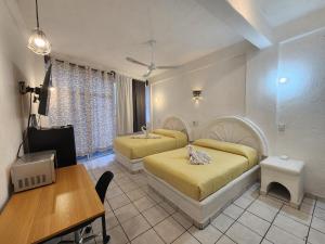 Lovely studio apartment with balcony AC & wi-fi, minutes from downtown!