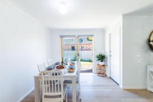 Pet friendly Driftwood Cottage, 1-28 Farm Rd - W-Fi, Air Con and ground floor