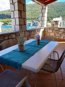 Limeni - G&E on the beach - Neon Oitilon