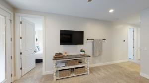 Town Center 2351 Private Hot Tub,Pickleball Equipment, XBOX