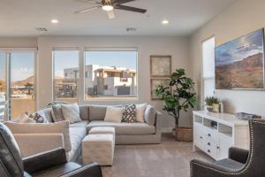 Town Center 2351 Private Hot Tub,Pickleball Equipment, XBOX