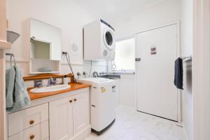 Beach Cottage. 100m to the beach 9minutes to Hot Springs. Pet Friendly
