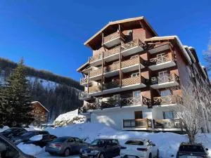 Allos, logement pieds des pistes, à 10 minutes de la base de loisirs