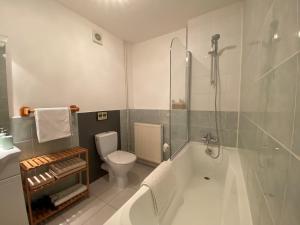 B&B / Chambres d'hotes L'Envers : Chambre Familiale avec Salle de Bains