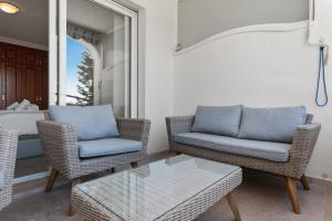 Marysol Apt with pool by Costarentals - Ref 200