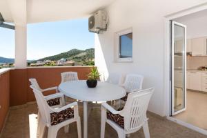 Apartment in Seget Vranjica with sea view, terrace, air conditioning, WiFi 5142-4