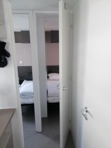 Campings MHVACANCES LOUENT PLUSIEURS MOBILHOMES DANS CAMPING 4 ETOILES PROCHE CHATEAUX et ZOO BEAUVAL : photos des chambres