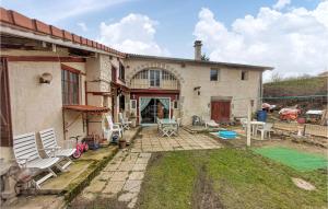 Maisons de vacances Amazing home in Thiers with WiFi and 4 Bedrooms : photos des chambres