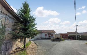 Maisons de vacances Amazing home in Thiers with WiFi and 4 Bedrooms : photos des chambres