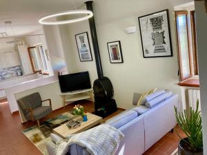 Grove Cottage: Immersed in nature & close to town