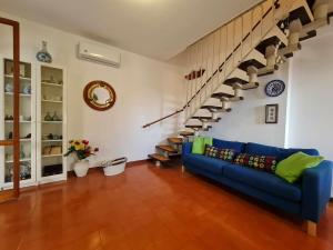 R27 - Graziosa villetta con giardino e posto auto