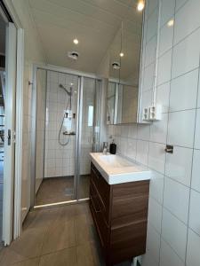 One-Bedroom Cottage with Sea View room in Norsk Havbrukssenter - Rorbuer