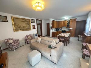 Trilocale vista mare con 2 bagni nel centro storico - Agenzia Cocal