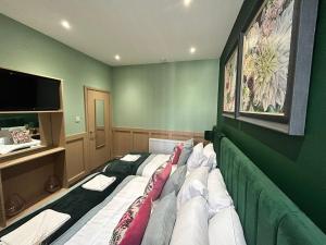 Strawberry Fields Suite by Sasco Apartments