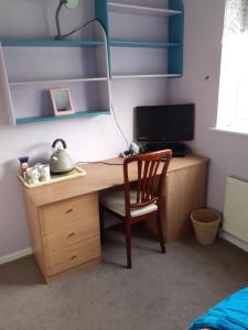 Home from home Single or double room Netflix or Virgin TV Wifi & free parking