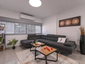 פנטהאוז רפאל - פנטהאוז מקסים עם 3 חדרי שינה ומרפסת, מרחב מוגן סמוך - Ţabaqat Faḩl