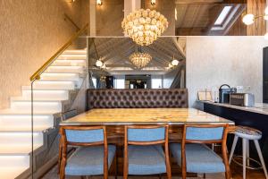 Luxury Duplex W River View by LovelyStay