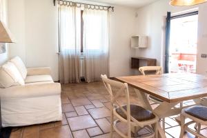 M348 - Marcelli, comodo trilocale nuovo con piscina e balcone