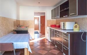 4 Bedroom Amazing Home In Parzensko