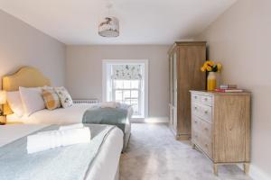 The Farmhouse at Corrstown Village