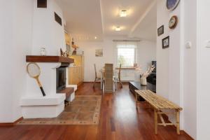 Quiet Bemowo House with Garden by Noclegi Renters