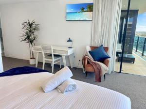 29th floor Oracle Tower 2 stunning ocean and city views