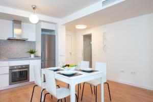 Central couples Apt by Costarentals - Ref 131