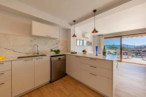 Modern Frontline apartment with Sea Views