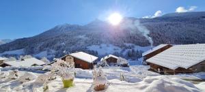 Au Chalet Le Péry, vue sur le Mont de Grange