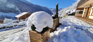Au Chalet Le Péry, vue sur le Mont de Grange