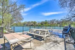 Waterfront Guadalupe River Lodge Home with Dock! - سيغوين