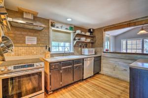 Families Welcome! Guadalupe River Lodge with Dock