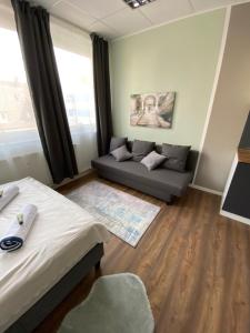 1. Zimmer Apartment neu Möbliert